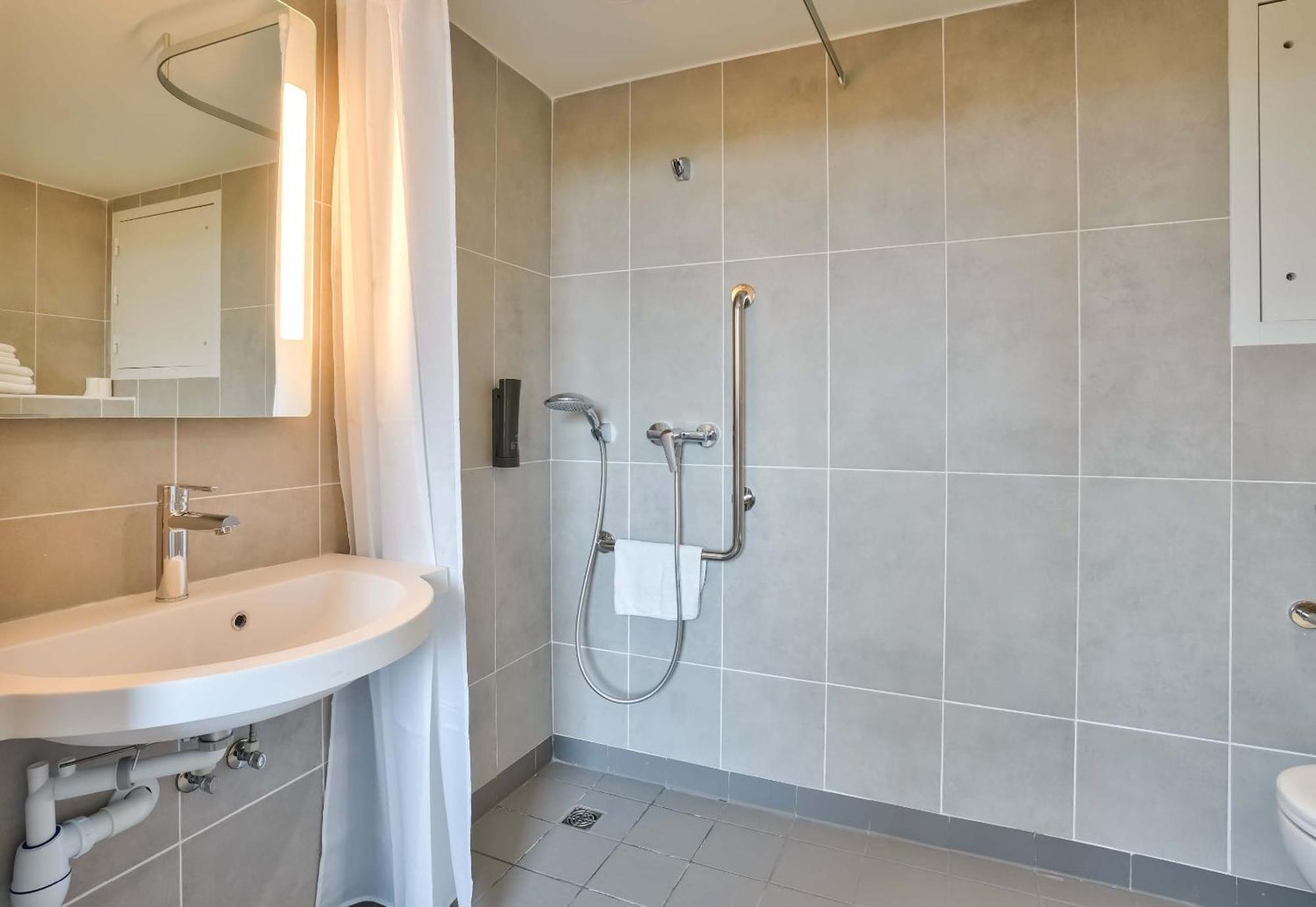 B&B Hotel Paris Porte D'Orleans Montrouge Bagian luar foto